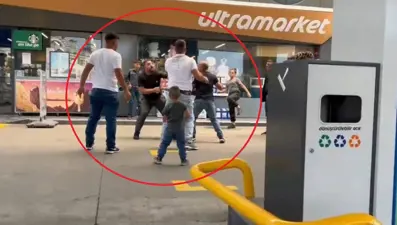 Benzin istasyonunda tekme tokat kavga: Polisbiber gazıyla ayırdı