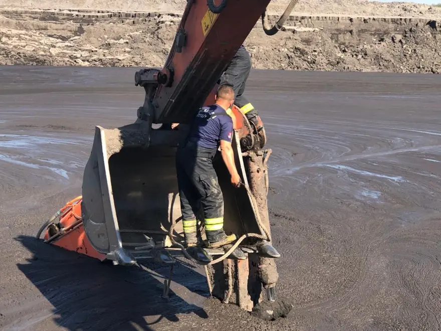 İş makinesi operatörü çamur altında kaldı 7
