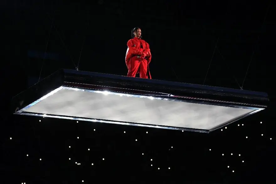 Rihanna ikinci çocuğuna hamile! Superbowl devre arası şovunda açıkladı 5