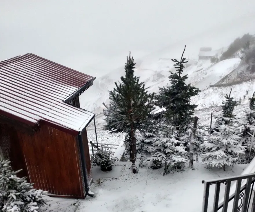 Hava sıcaklığı 10 derece düştü: Beyaz örtüyle kaplandı 
