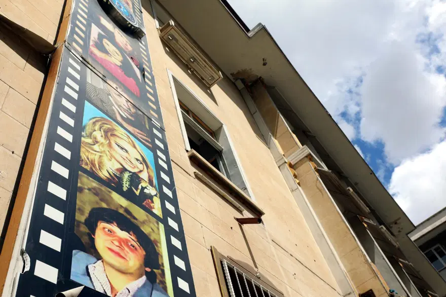 100 yıllık taş binanın kapıları, hırsızlara karşı briket örülerek kapatıldı 3