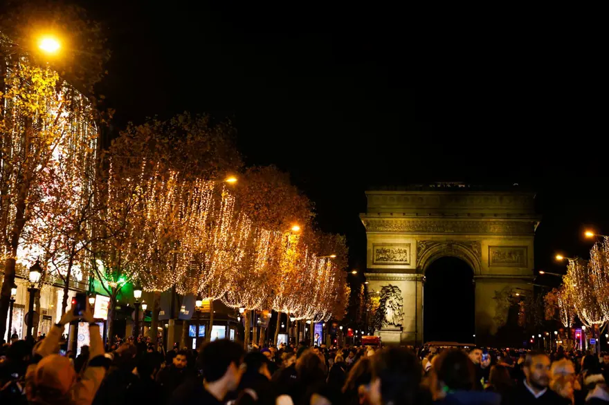 Dünyayı yeni yıl heyecanı sardı: Paris'in en ünlü caddesinden renkli görüntüler! 5