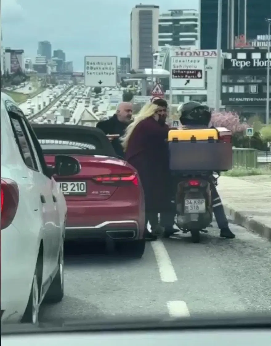 D-100'de korku dolu anlar: Tartıştığı motokuryeye silah çekti 1 D-100'de korku dolu anlar: Tartıştığı motokuryeye silah çekti 1