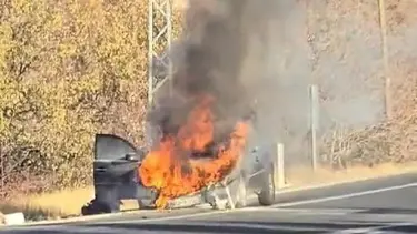 Otomobil alev topuna döndü