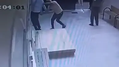 Cami avlusunda müezzini bıçakladı