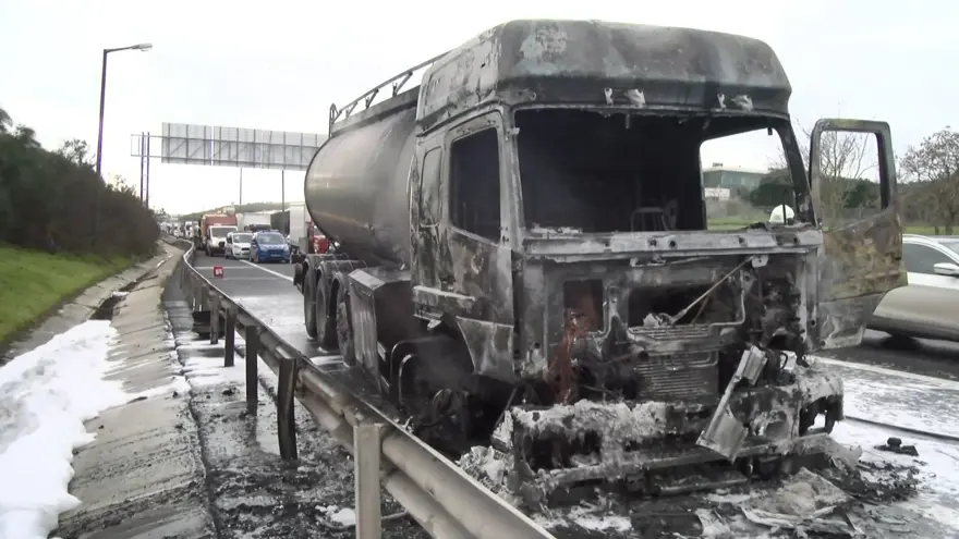 TEM’de lastiği patlayan tanker alev alev yandı 3