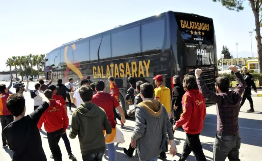 Galatasaray'a havalimanında taraftarlardan tepki 1