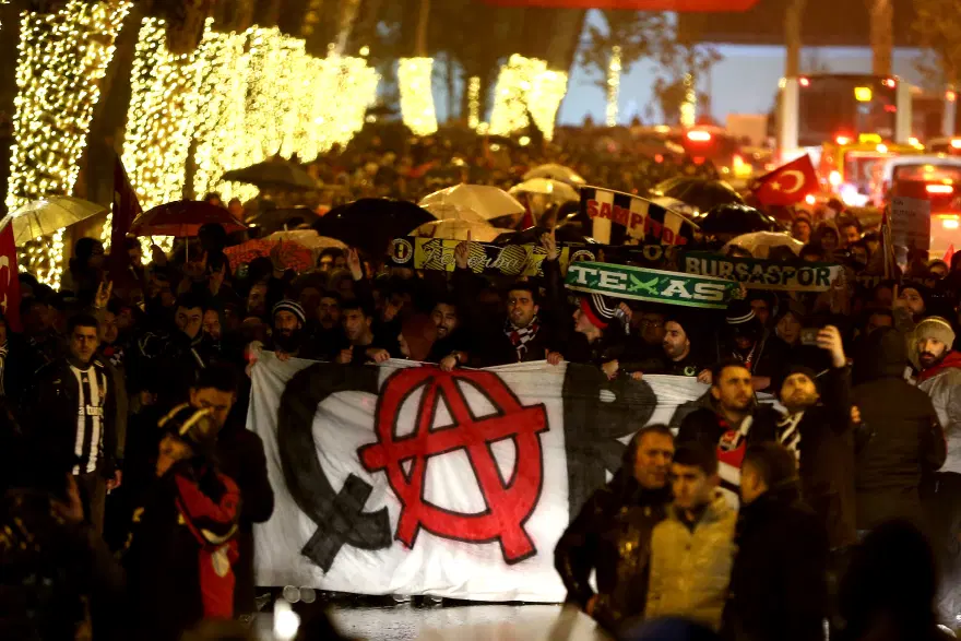 Taraftarlar Beşiktaş'taki saldırıları protesto etmek için yürüdü 