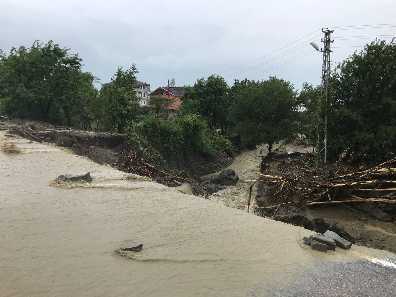 Batı Karadeniz'i sel vurdu: Heyelanda bir kişi hayatını kaybetti