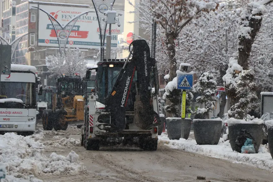 Van'da yoğun kar yağışı: 131 yerleşim yerine ulaşım sağlanamıyor 4