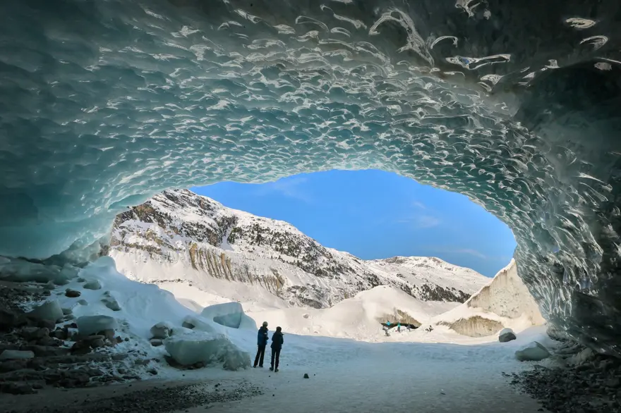 İsviçre'de buz şöleni: Buzulun içinde mağaralar oluştu! 4