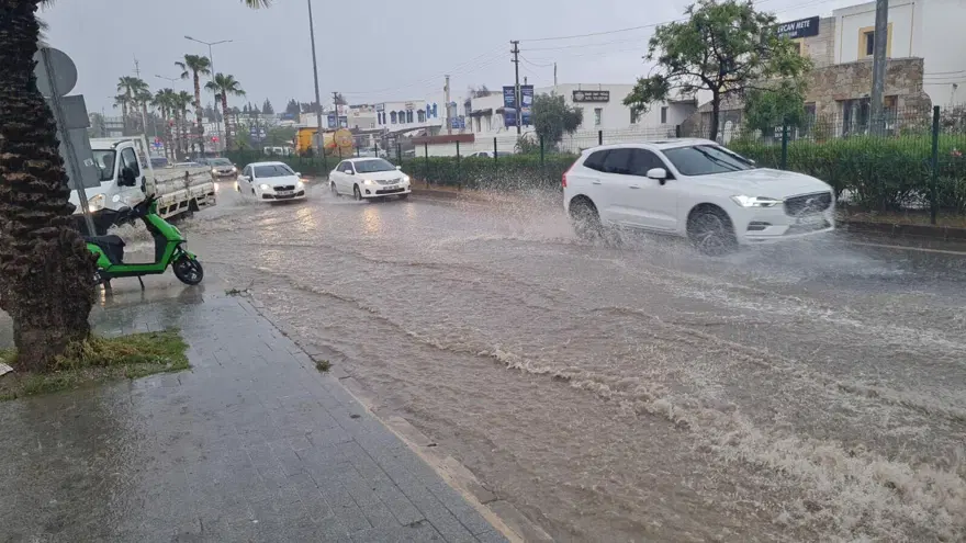 Bodrum'da kuvvetli sağanak: Yollar göle döndü 3 Bodrum'da kuvvetli sağanak: Yollar göle döndü 3