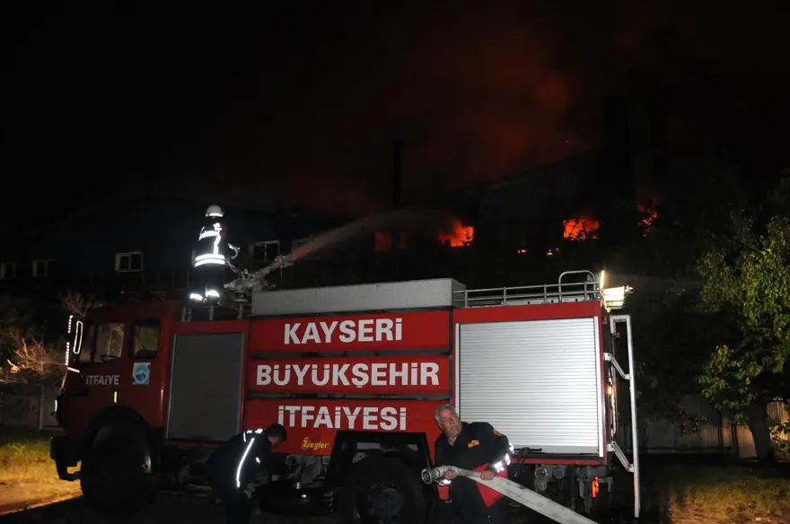 Yıldırım düştü, fabrikanın deposu yandı 6