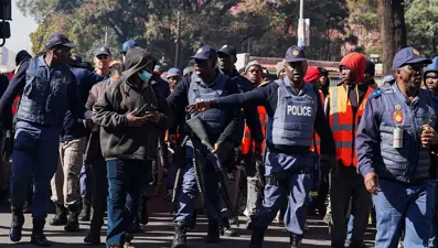 Güney Afrika'da eylem: İçişleri Bakanlığı ofisini ateşe verdiler