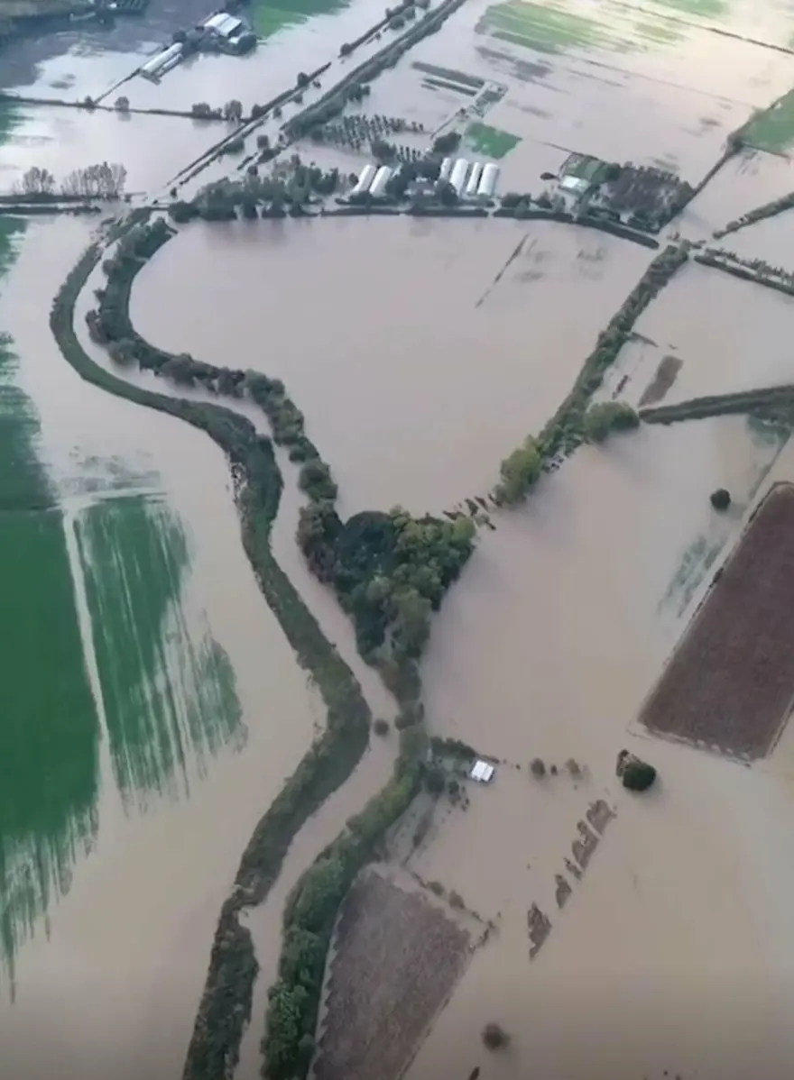 40 saattir su verilmiyor: İlçedeki çeşmelere gidiyorlar 2 40 saattir su verilmiyor: İlçedeki çeşmelere gidiyorlar 2