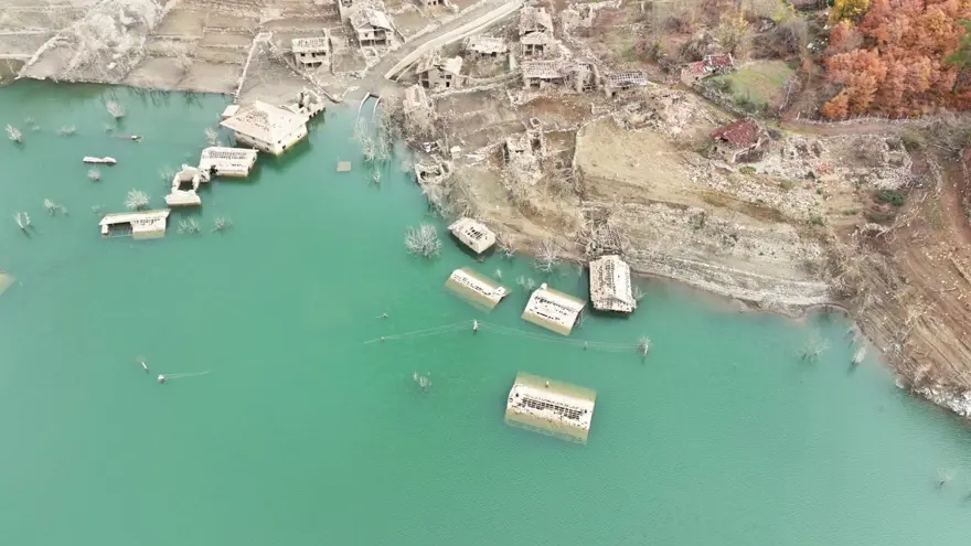 Isparta'da sular altında kalan köy kartpostallık görüntü oluşturdu 