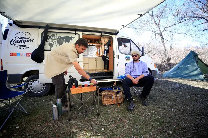 Otelimiz 5 değil milyon yıldızlı! Karavana dönüştürdükleri minibüsle Türkiye'yi geziyorlar 13