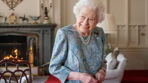 Kraliçe Elizabeth'in mücevherleri sergide Kraliçe Elizabeth'in mücevherleri sergide