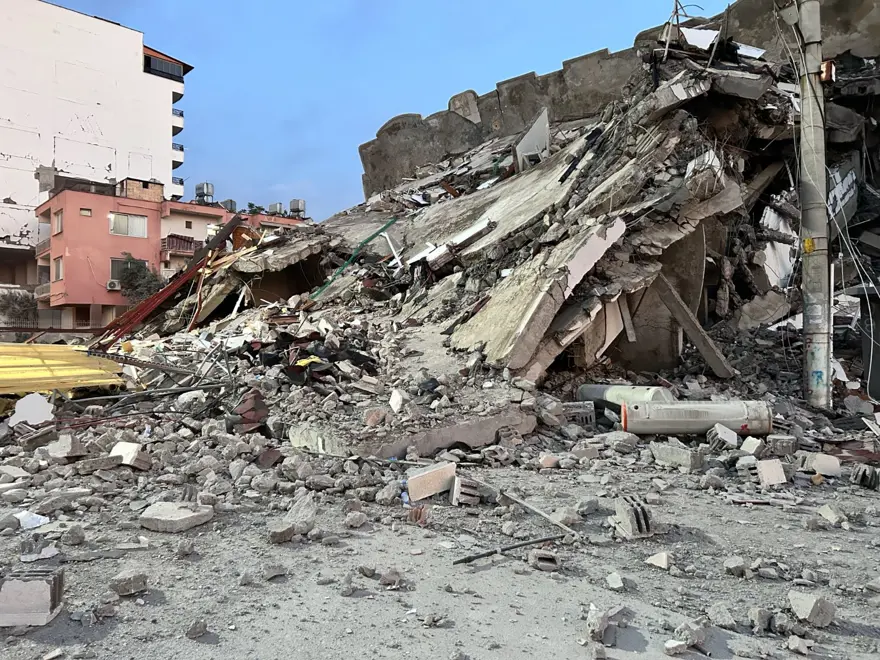 7 katlı bina korna sesiyle yerle bir oldu! Deprem oluyor sandılar 