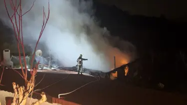 İki katlı evin kazan dairesinde çıkan yangın binayı kül etti