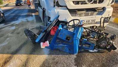 Konya’da TIR, tarım aracına çarptı: 1 kişi yaşamını yitirdi