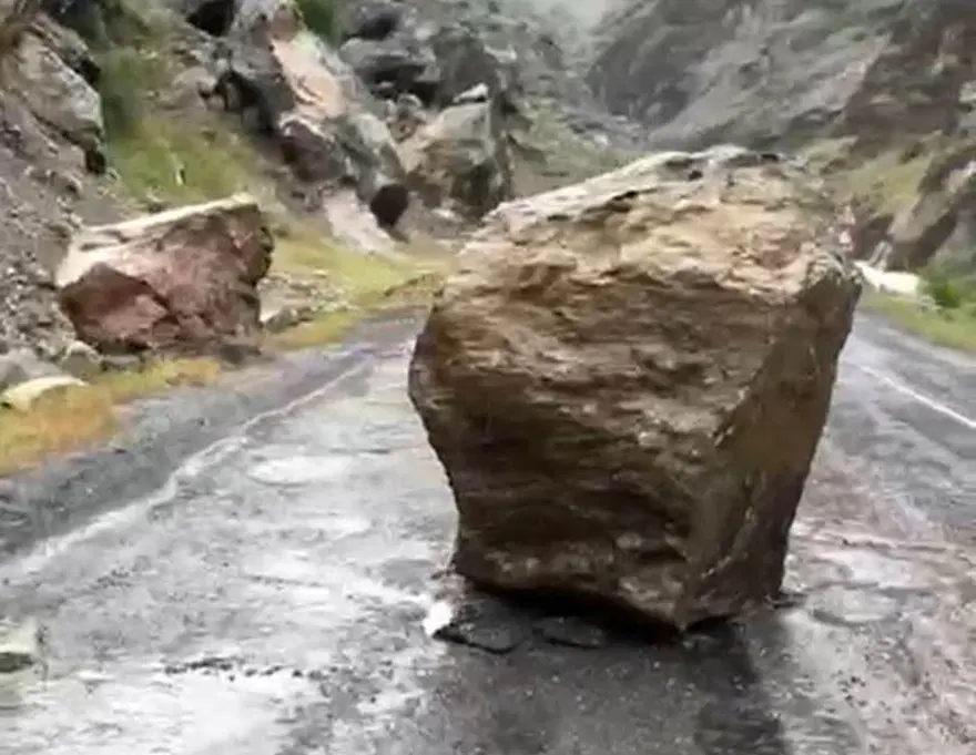 Dağdankopan kaya parçası yola düştü, taksi şoförü ve yolcuları son anda kurtuldu 3 Dağdankopan kaya parçası yola düştü, taksi şoförü ve yolcuları son anda kurtuldu 3