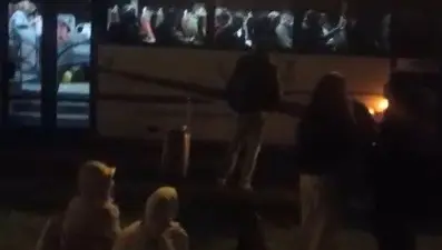 Kapasitesinden fazla yolcu alan halk otobüsü devrilme tehlikesi geçirdi