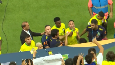 Kafasına mısır fırlatılan Neymar çılgına döndü