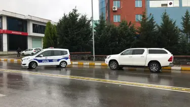 Banka önünde gasp etmek istedikleri kişiyi vurup kaçtılar