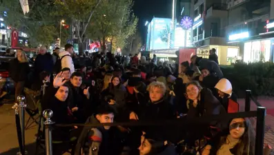 Kadıköy'de 10 bin liralık hediye kuyruğu! 12 saat önceden kuyruğa girdiler