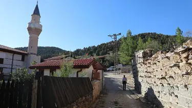 Antalya'daki Sarıhacılar Camisi yenilenen çehresiyle ziyaretçilerini ağırlıyor