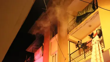 İzmir'de yangın paniği: 1'i bebek 4 kişi dumandan etkilendi