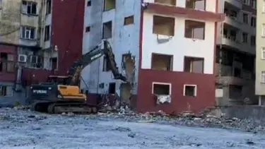 Rize'de pes dedirten anlar! Binada işçiler varken yıkıma devam ettiler