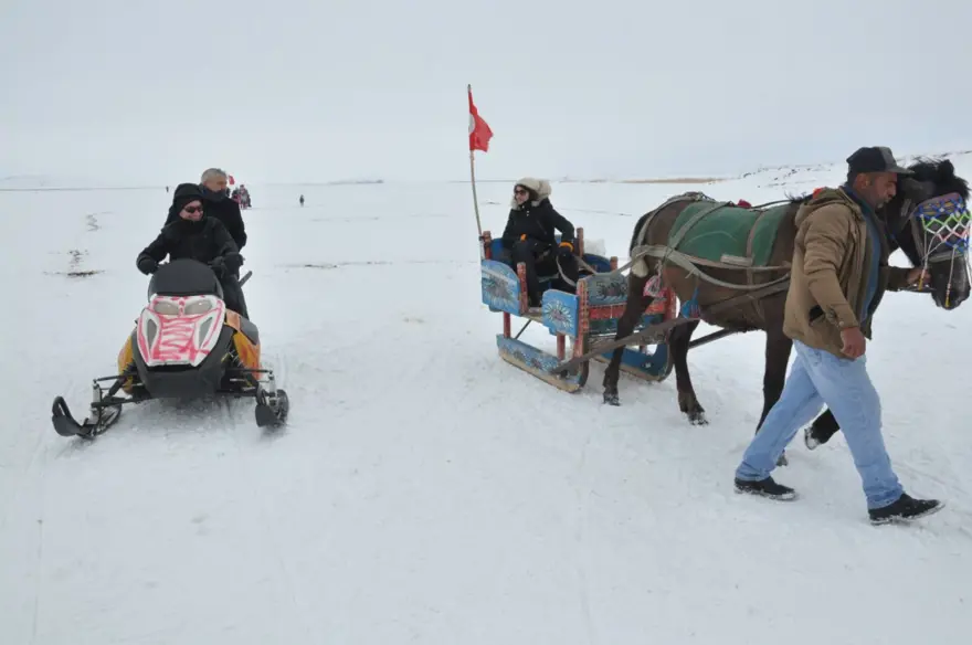 Turizmcilerin yeni rotası Çıldır Gölü 13