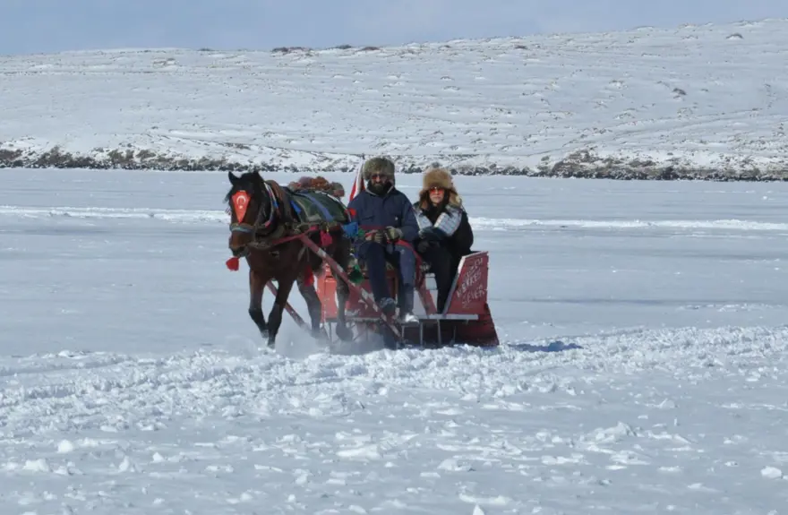 Çıldır gölü Fransız medyasını hayran bıraktı: Donmuş Türk gölü boyunca atlı kızak yolculuğu 9