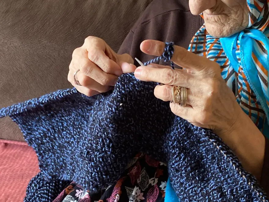 Bir gözü görmeyen 70 yaşındaki Sema Teyze ayda 20 kitap okuyor 2