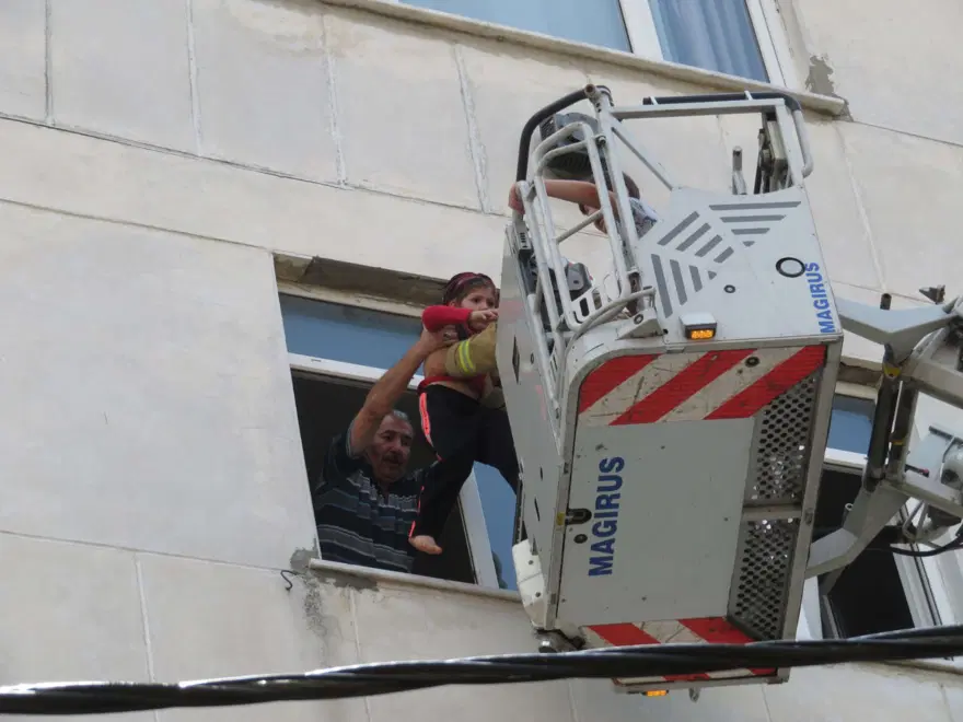 Ataşehir'deki yangında can pazarı: 3'ü çocuk 11 kişi kurtarılmayı bekledi 7