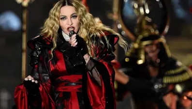 Madonna'dan büyük gaf: Oturuyor diye kızdığı seyirci engelli çıktı!