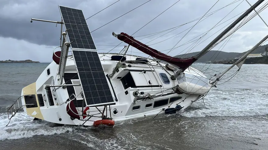 Bodrum'da fırtına: Yelkenli tekne karaya oturdu, feribot seferleri iptal edildi 3