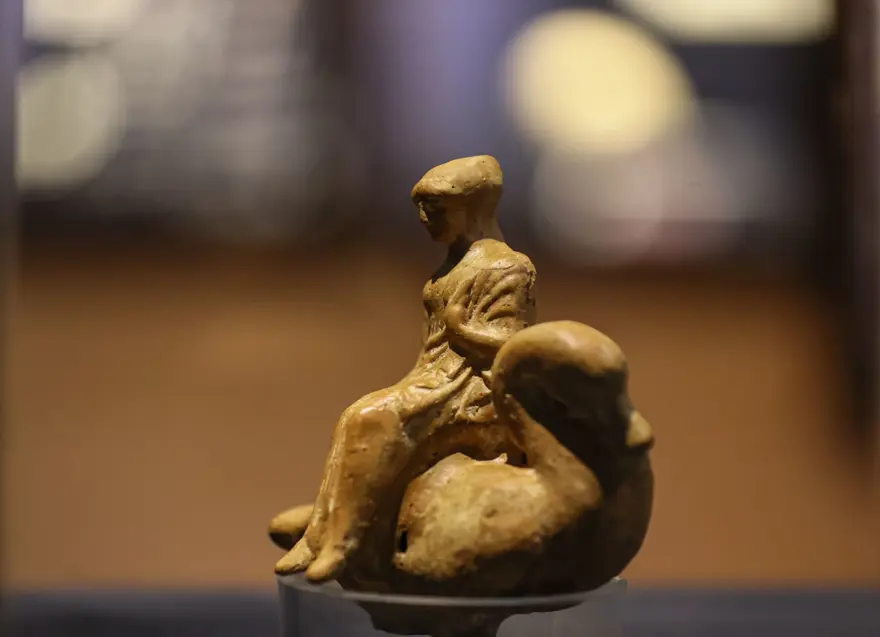 "Ölülerin kayıkçısı"nın heykelciği İzmir'de sergileniyor 6