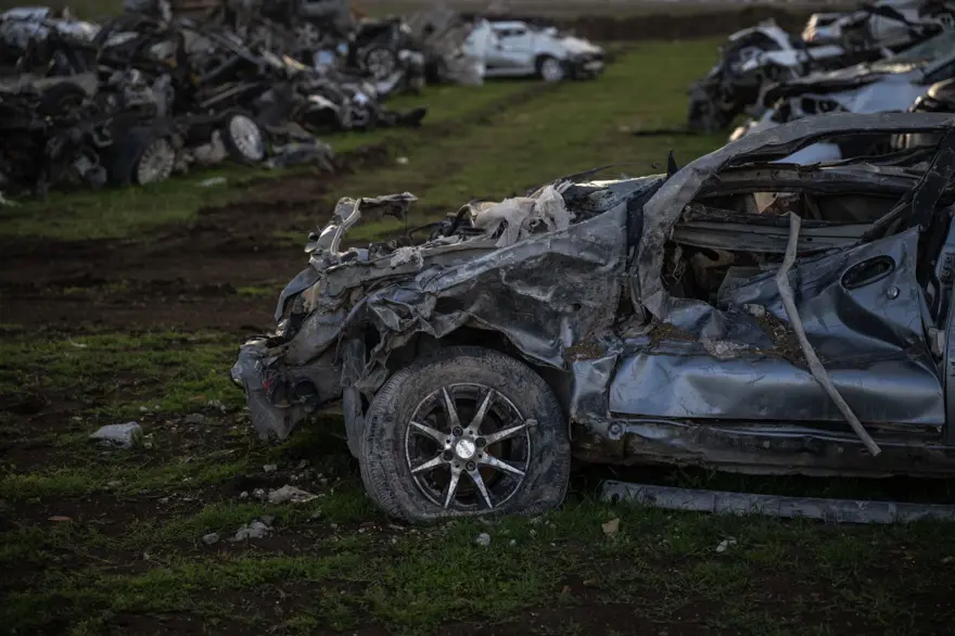 "Araba mezarlığı" felaketin boyutunu gözler önüne seriyor 18