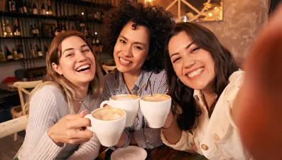 İnsan mıknatısı olmanın sırrı: 7 güçlü yol güven ve pozitiflik aşılıyor