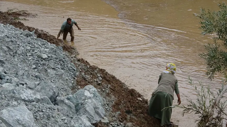 Yüksekova'da sel: Balıklar için birbirleriyle yarıştılar 4