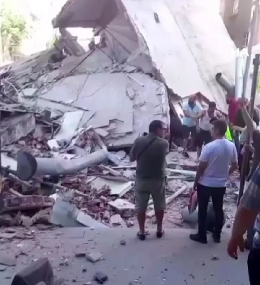 YIKILAN BİNANIN BİTİŞİĞİNDEKİ BİNA YIKILIYOR 12