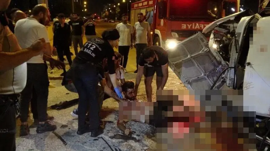 Antalya'da otomobiller kafa kafaya çarpıştı: Ortalık savaş alanına döndü 4 Antalya'da otomobiller kafa kafaya çarpıştı: Ortalık savaş alanına döndü 4