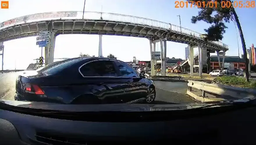 Sürücülerin sinyal kavgası: Aracı yumruklayıp, hakaret etti 3