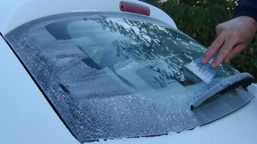 Kars eksi 10'u gördü: Araçların camları buz tuttu 4 Kars eksi 10'u gördü: Araçların camları buz tuttu 4
