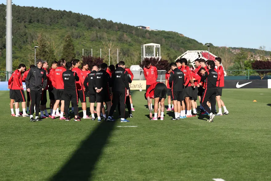 Fenerbahçeli futbolcu milli takım kampında imaj değiştirdi. Yeni saç rengini görenler bir daha baktı 