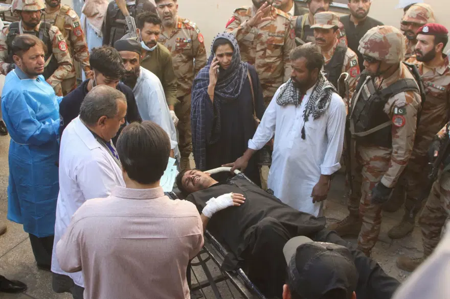 Pakistan'da tren istasyonunda korkunç patlama: En az 26 kişi öldü, durak can pazarına döndü 5