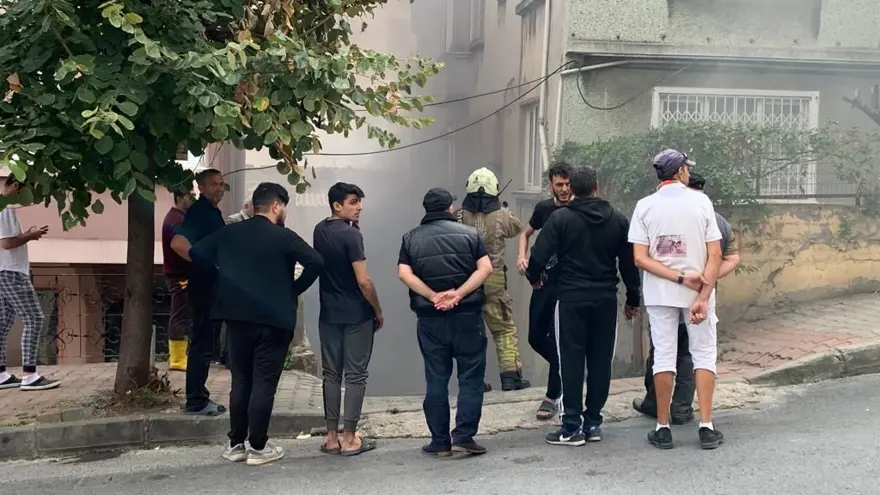 Eyüpsultan'da müzik aleti imalathanesinde yangın 6 Eyüpsultan'da müzik aleti imalathanesinde yangın 6